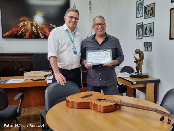 VIOLÃO RESTAURADO DE CATULO DA PAIXÃO CEARENSE EM EXPOSIÇÃO NO MIS RJ